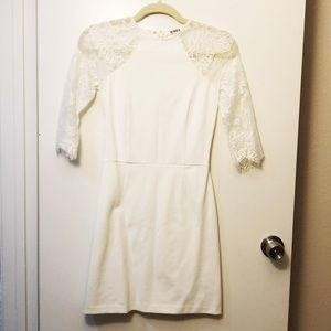 White dress w lace sleeves, sz XS, like new